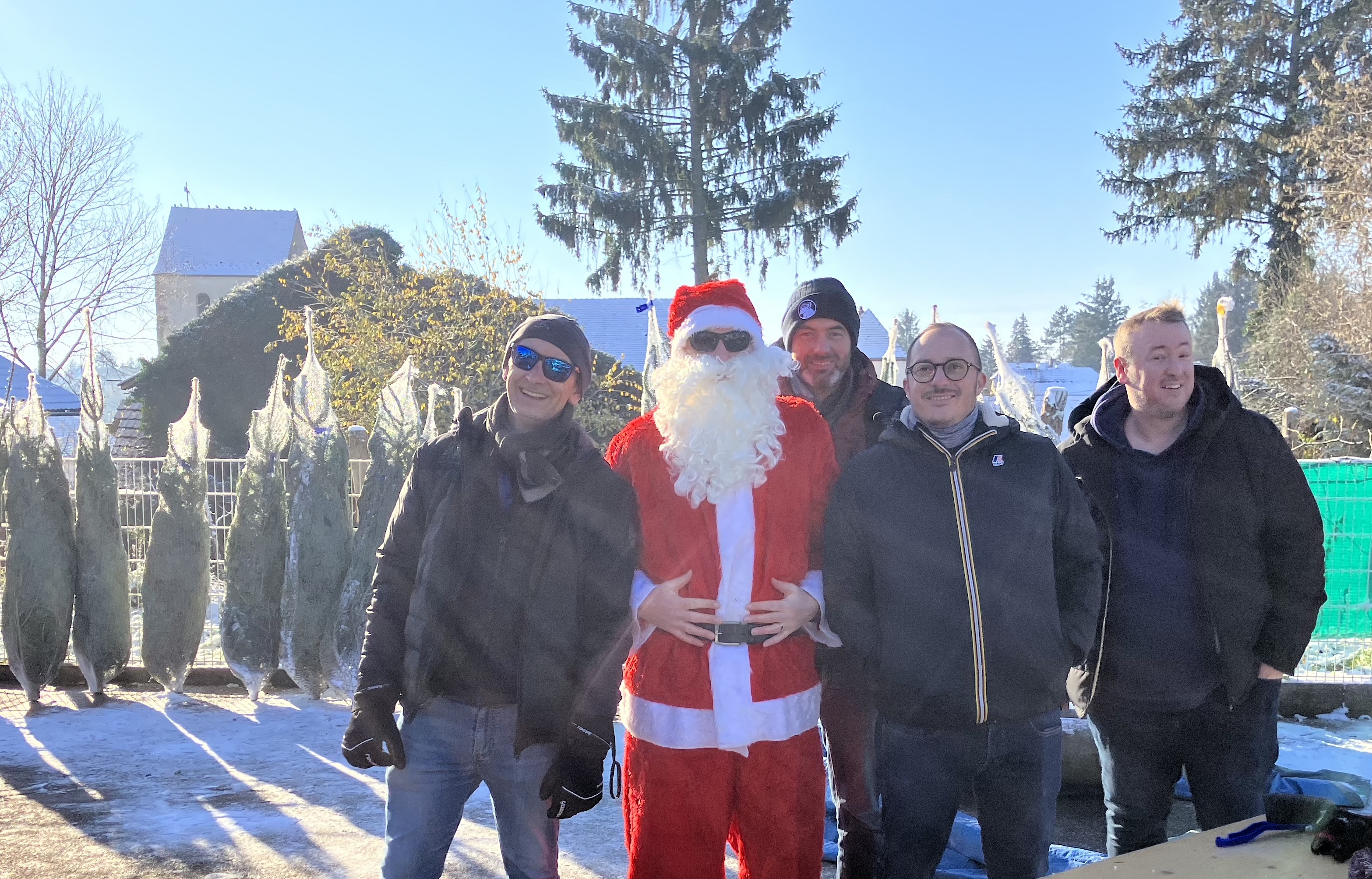 pere noel et son equipe.jpg