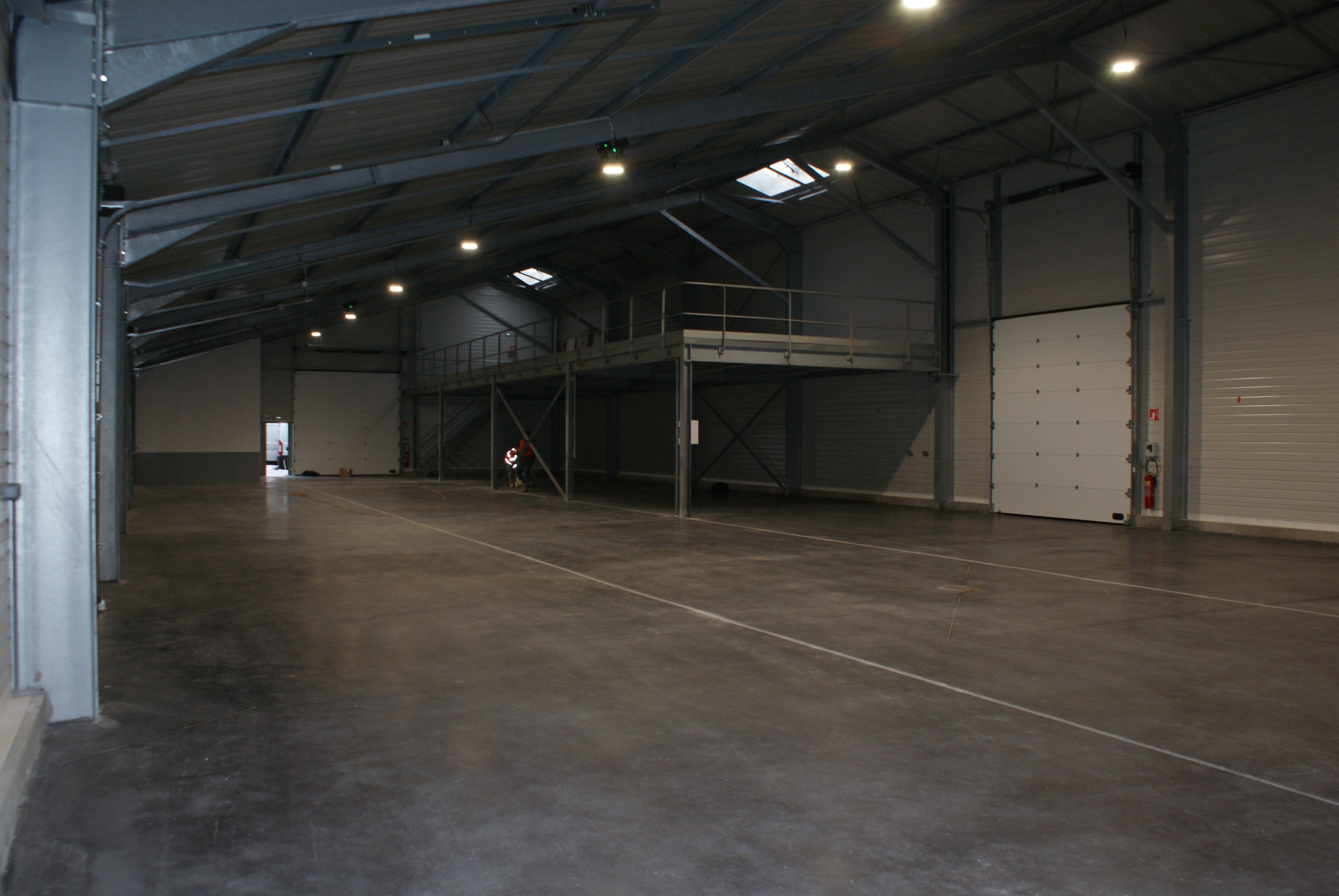 ateliers hangar intérieur.JPG