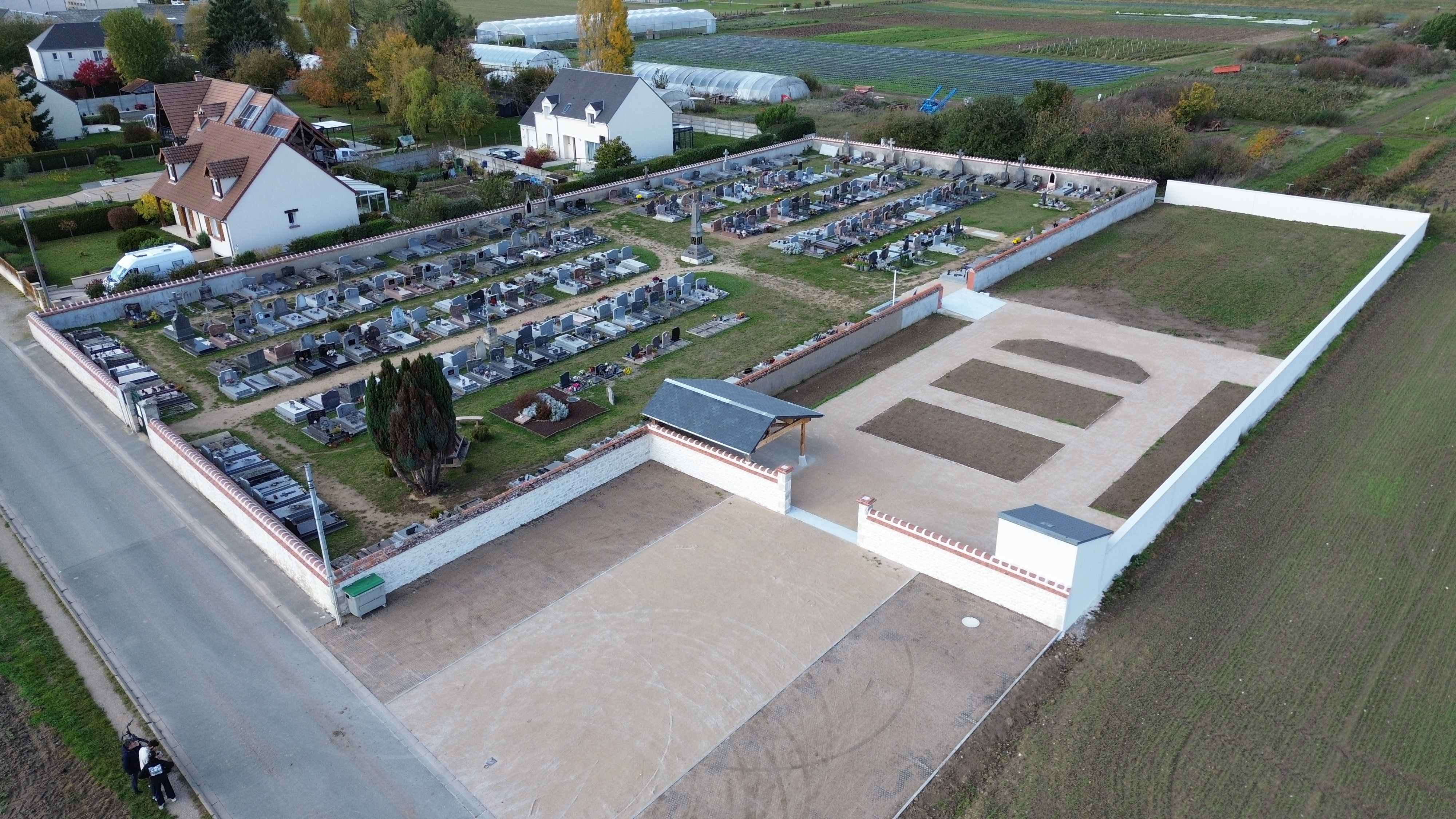 Cimetière vu du ciel sans voiture.JPG
