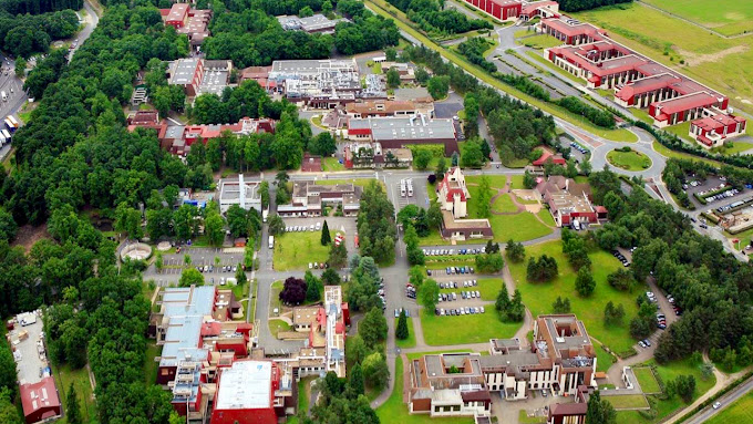 Les laboratoires SERVIER vu du ciel.jpg