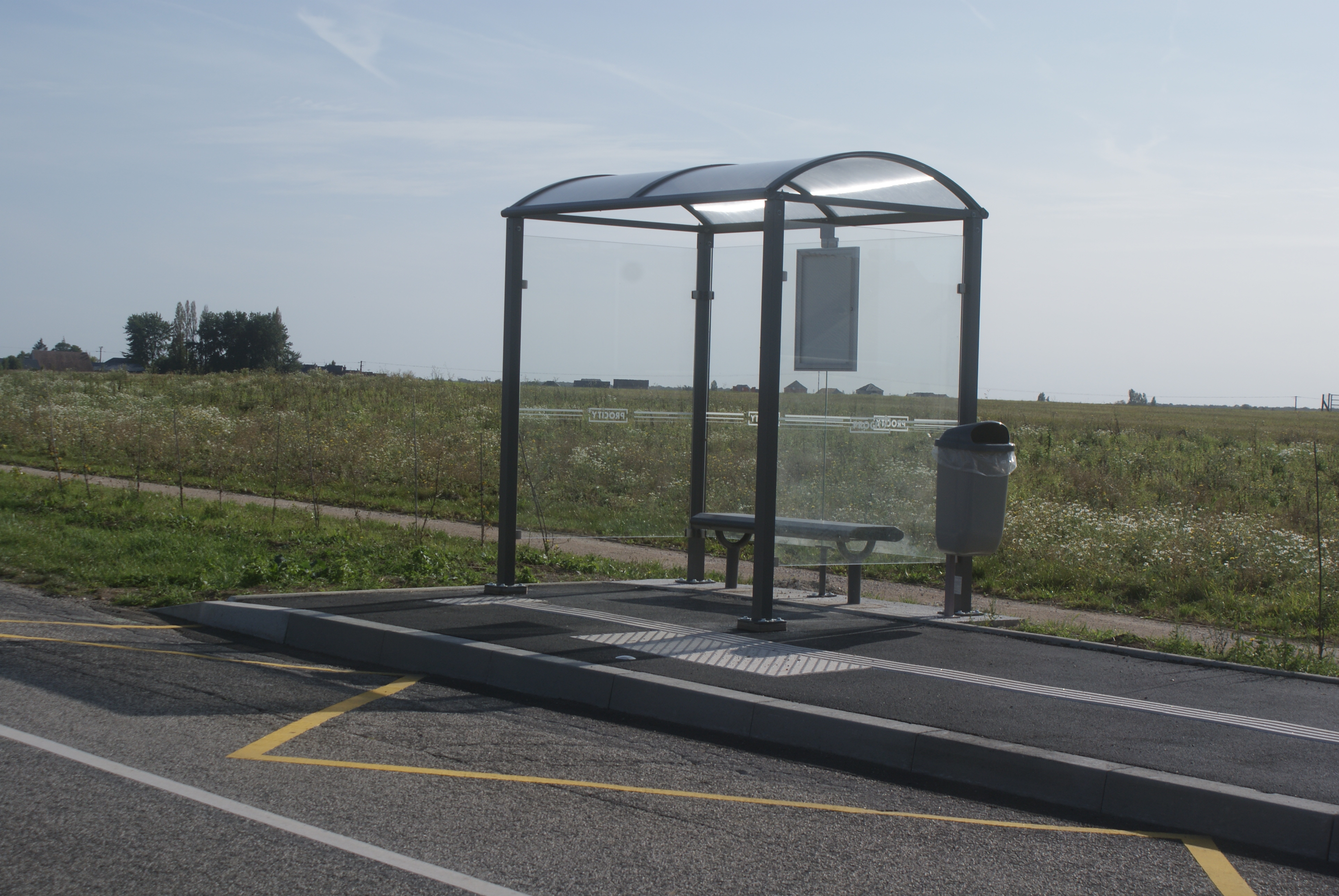 Abri bus beaurepaire 2.JPG