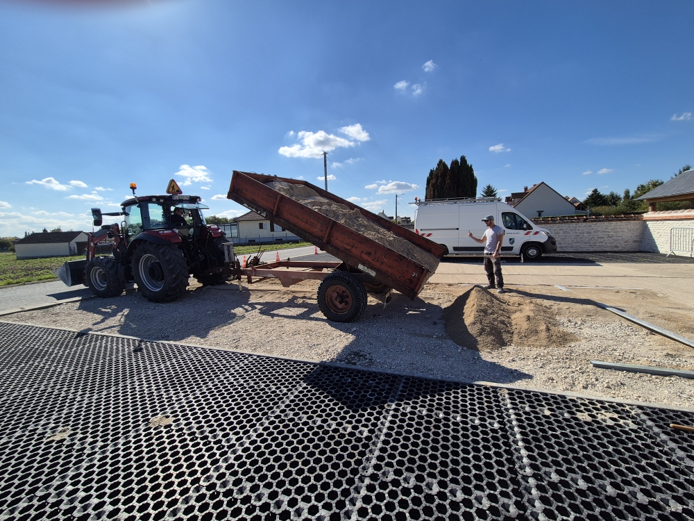 benne sable parking cimetière loin.jpg