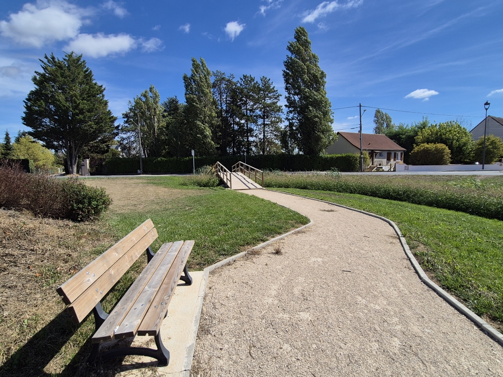 banc et pont entrée nord Gidy.jpg