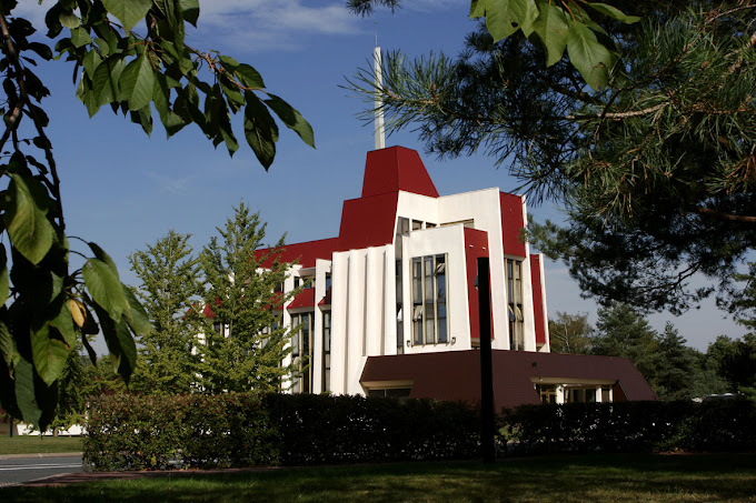Les laboratoires SERVIER bâtiment.jpg