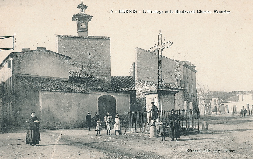 5 - Bernis _Gard_ - L_horloge et le boulevard Charles Mourier.jpg