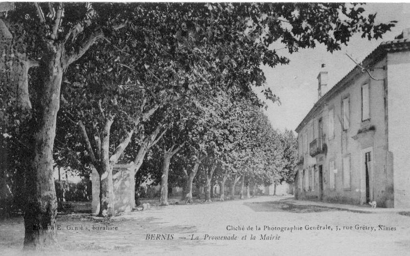promenade et mairie.jpg