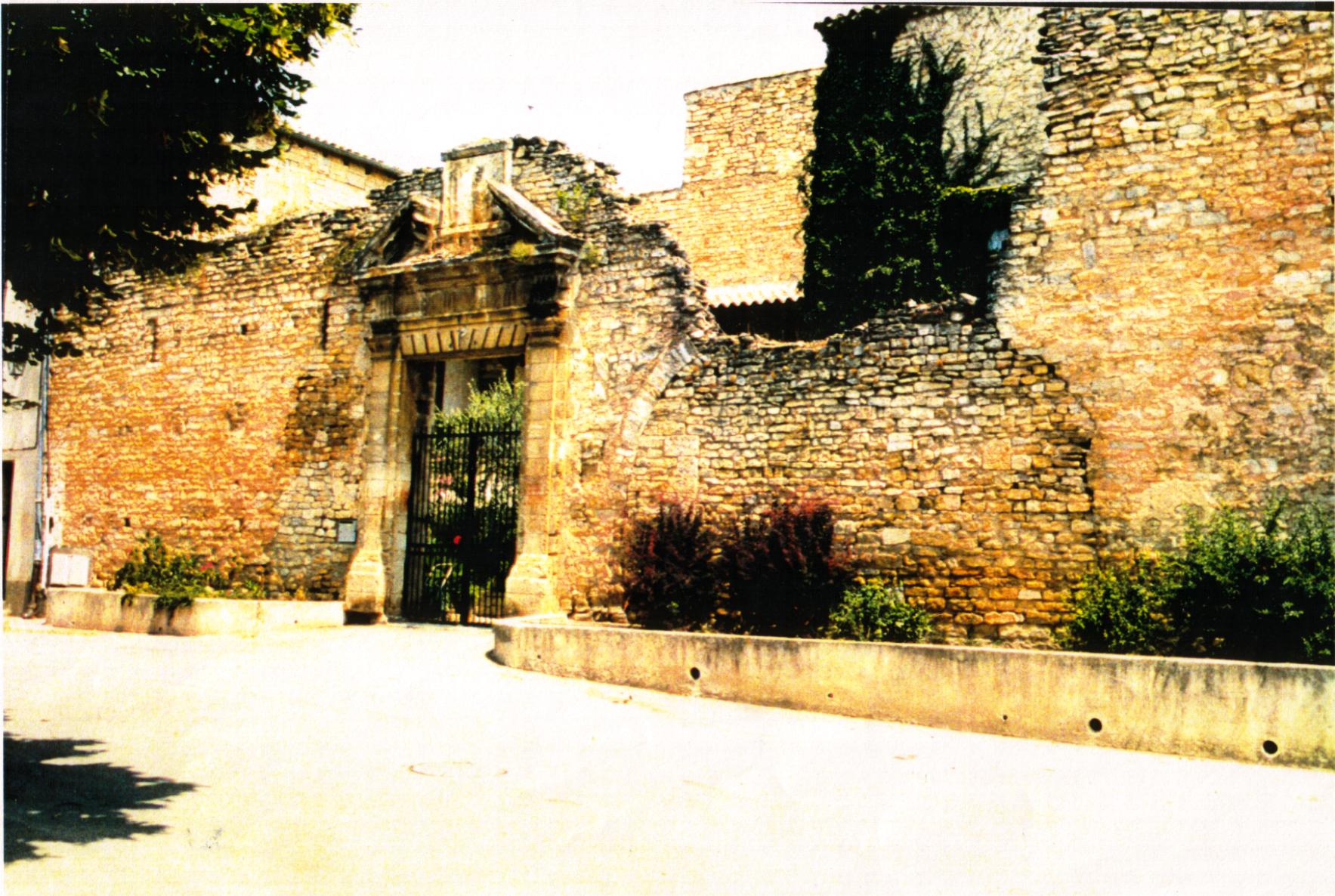 porte et mur entrée du château.JPG
