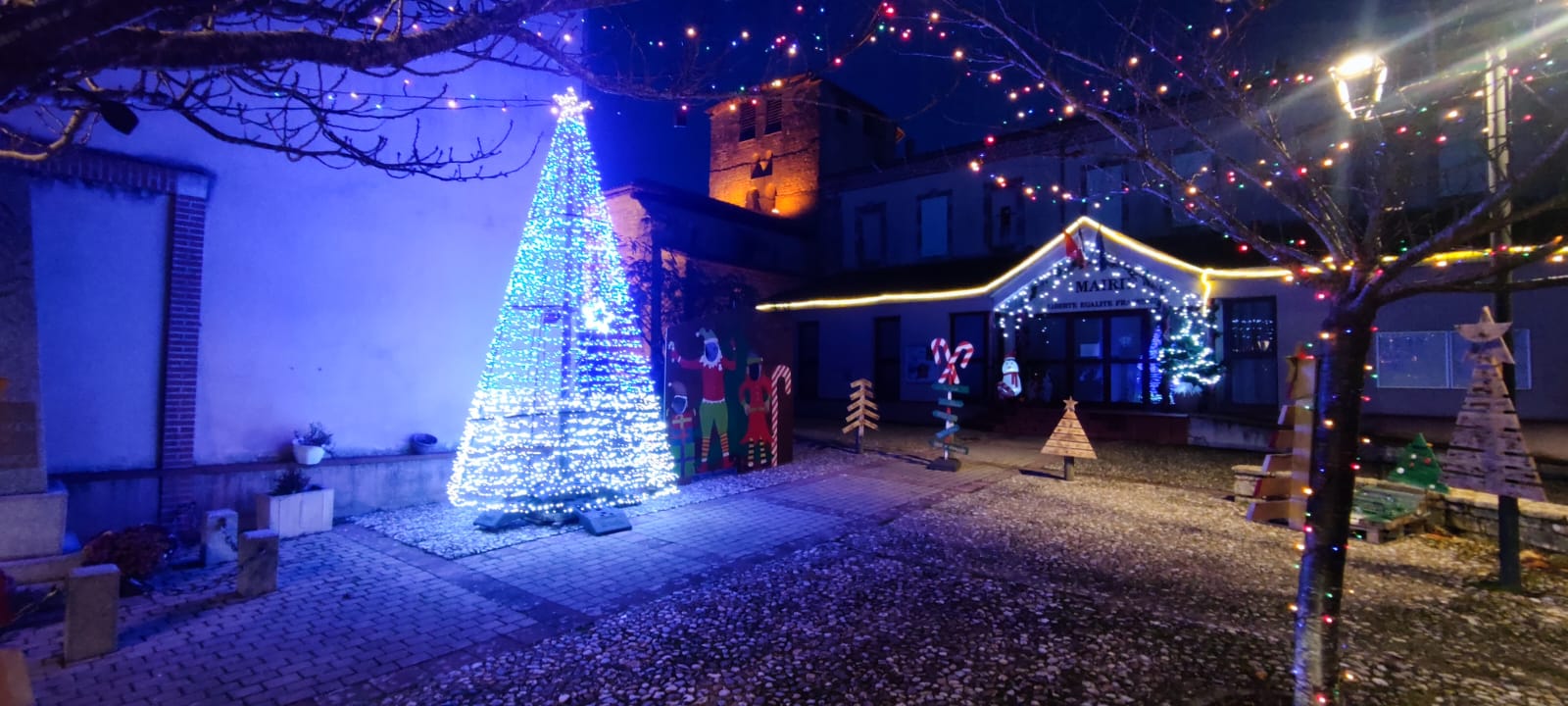 Les décorations et illuminations de Noël sont en place !