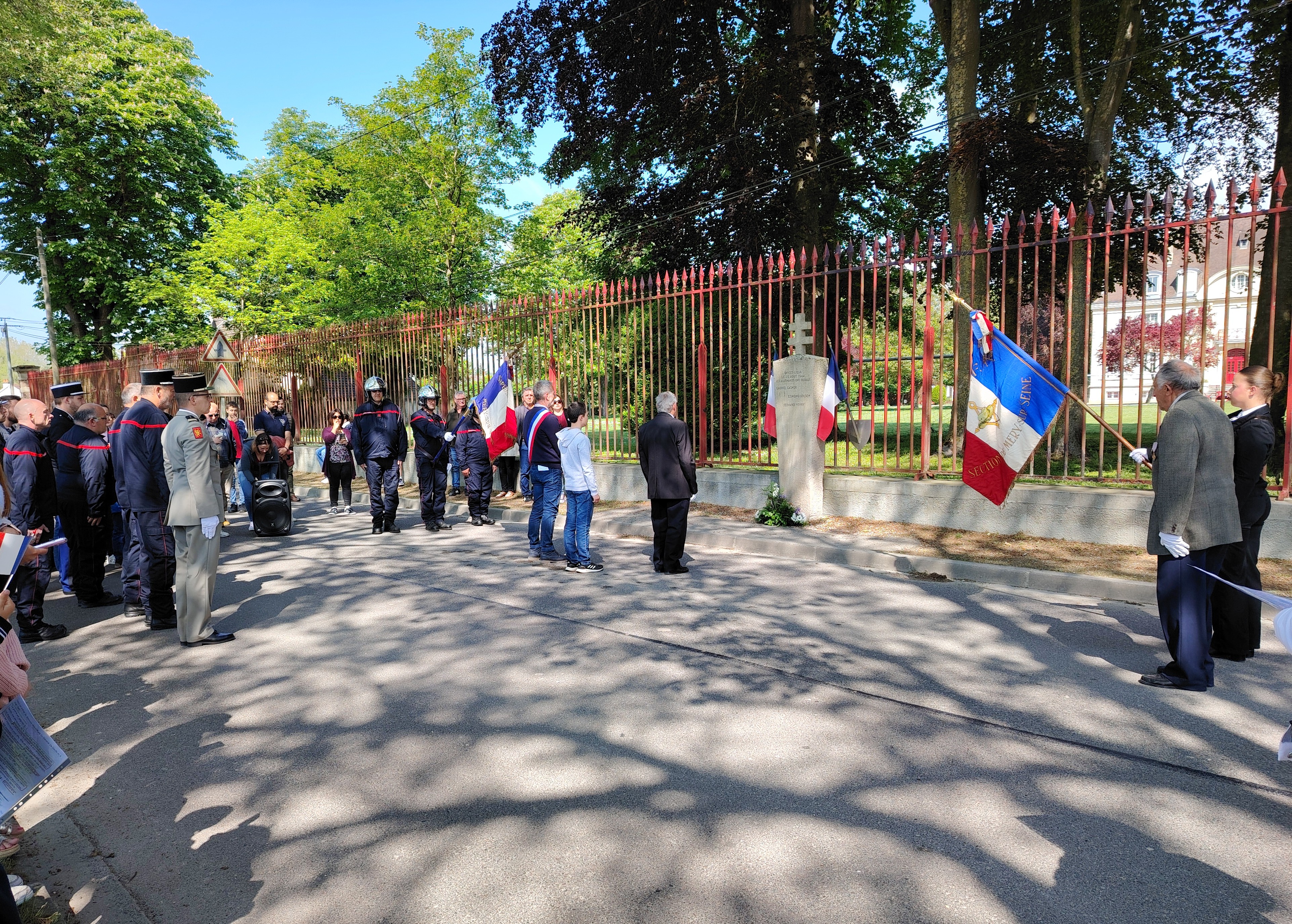 CEREMONIE 8-05 4.jpg