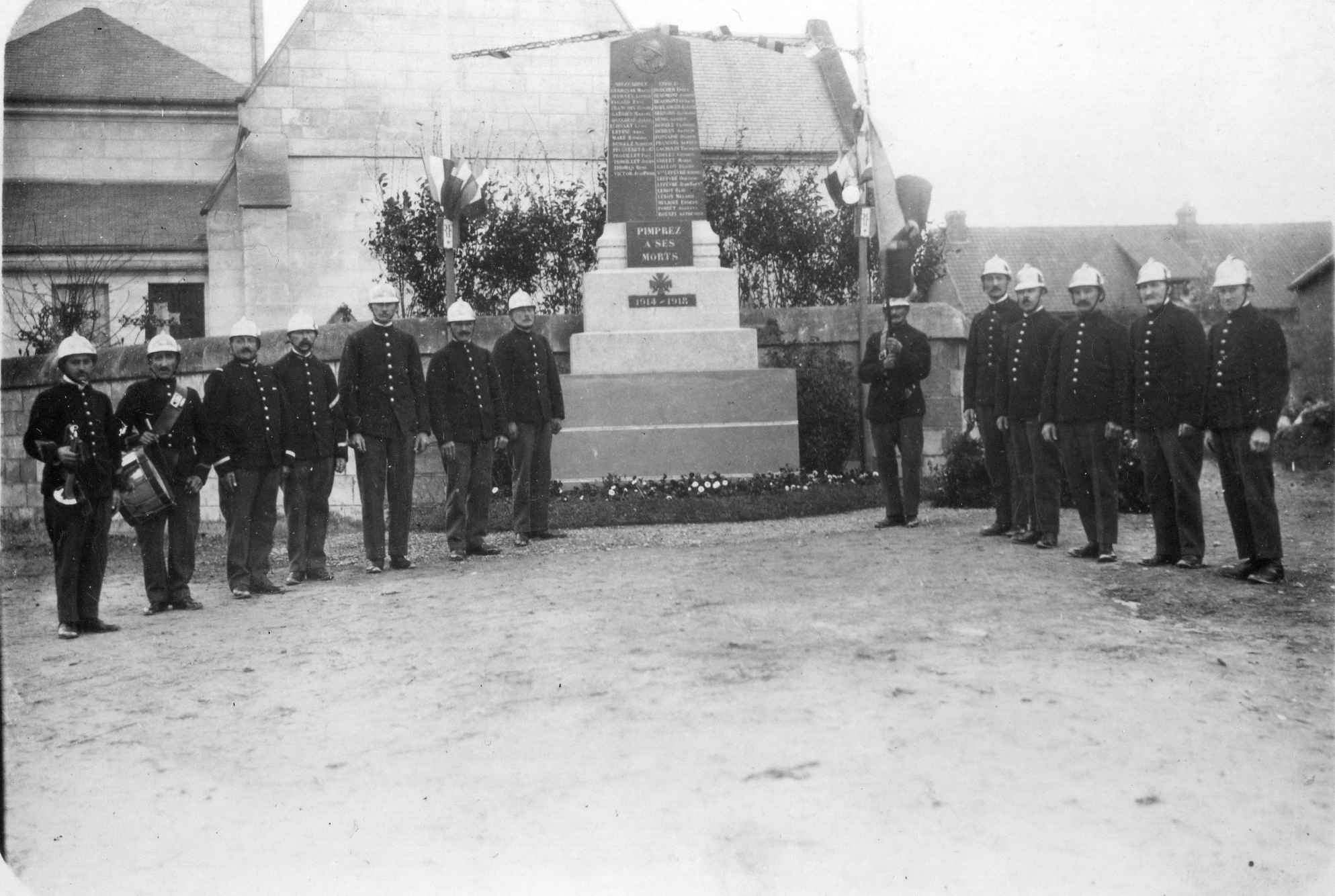 inauguration du monument aux morts de pimprez 13 avril 1930.jpg