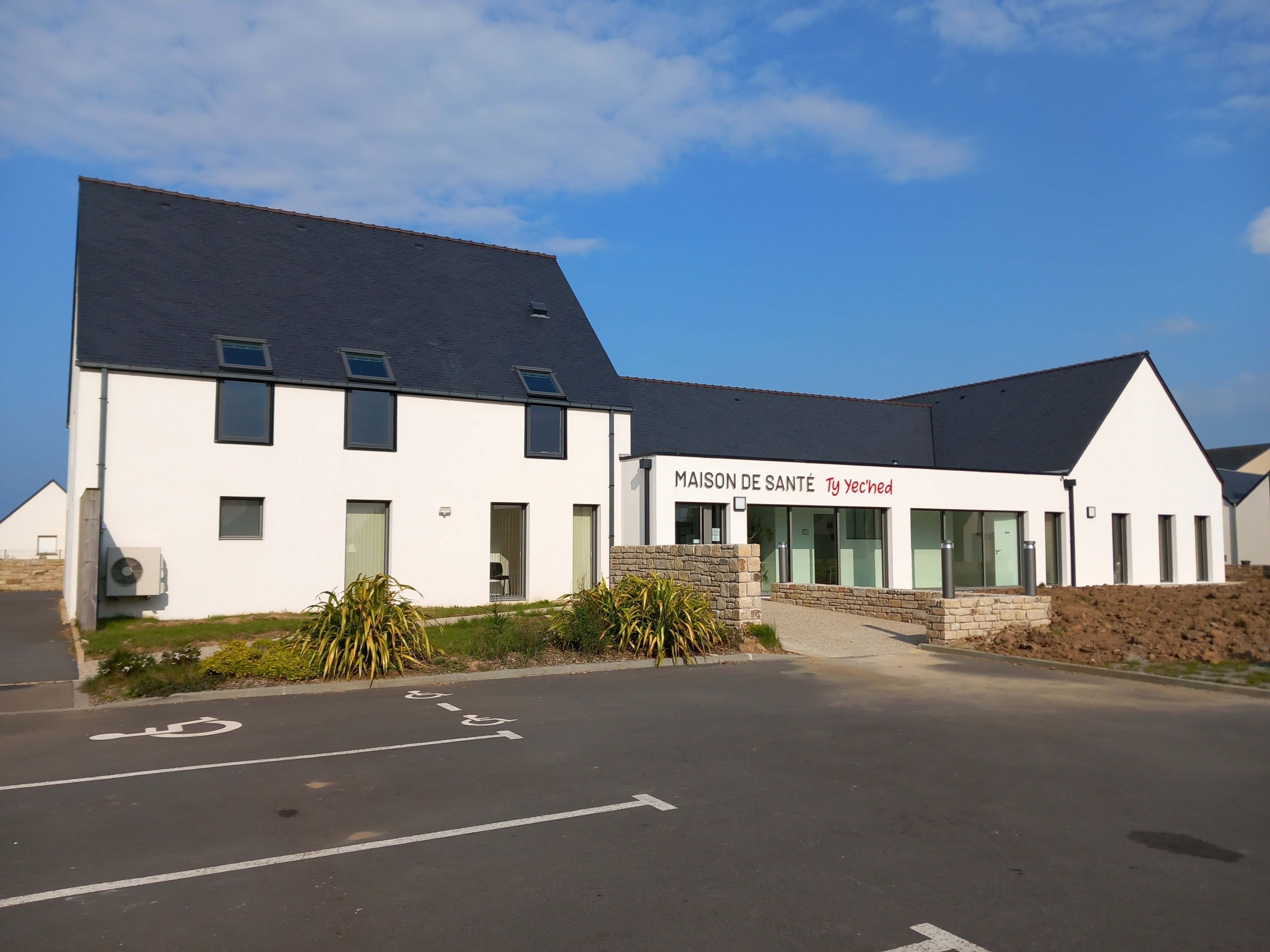 maison avec enseigne côté parking2 retournée2.jpg
