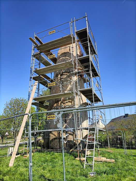 Restauration du menhir.jpg