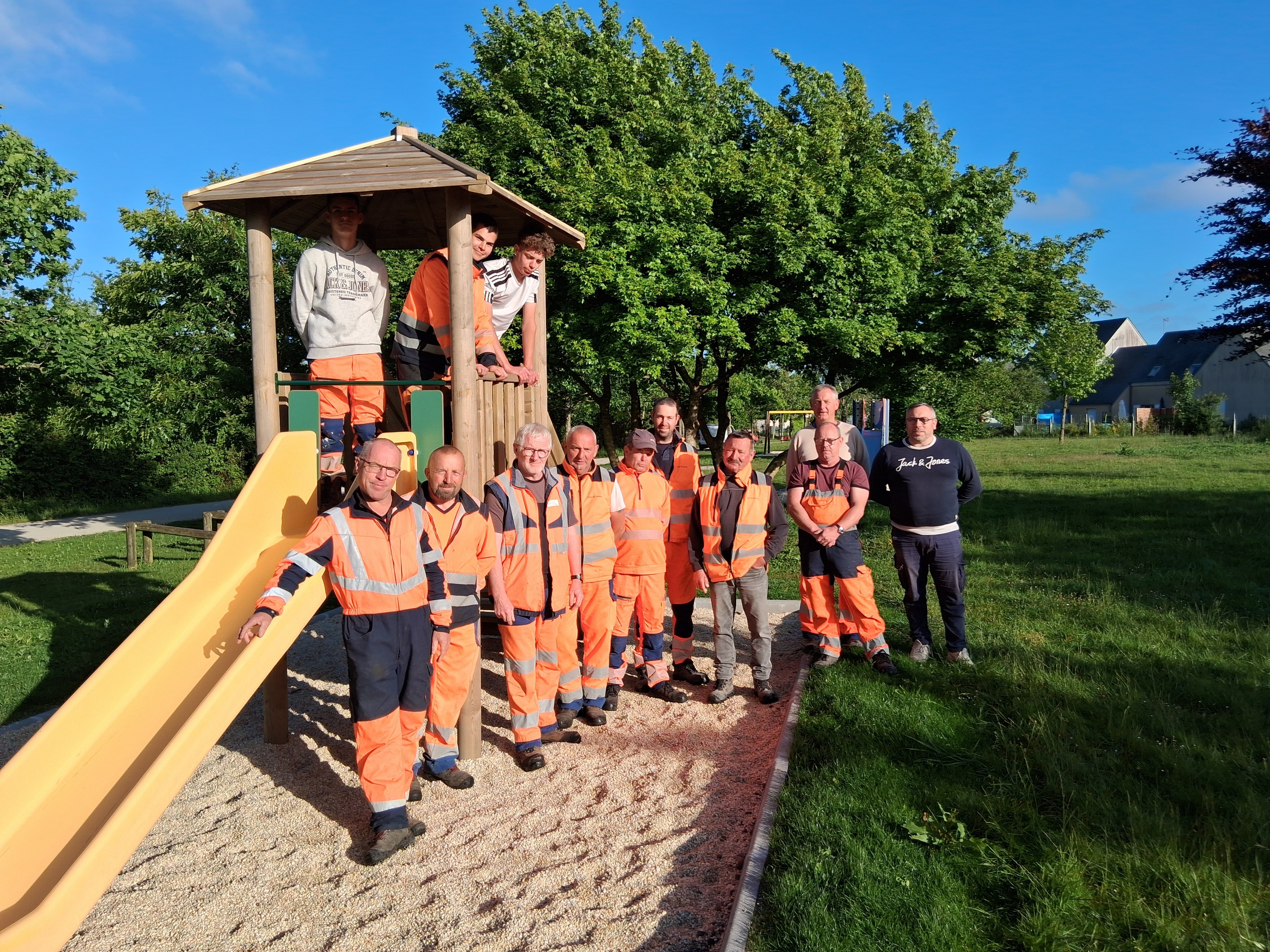 aire de jeux - agents techniques ville de Lessay.jpg