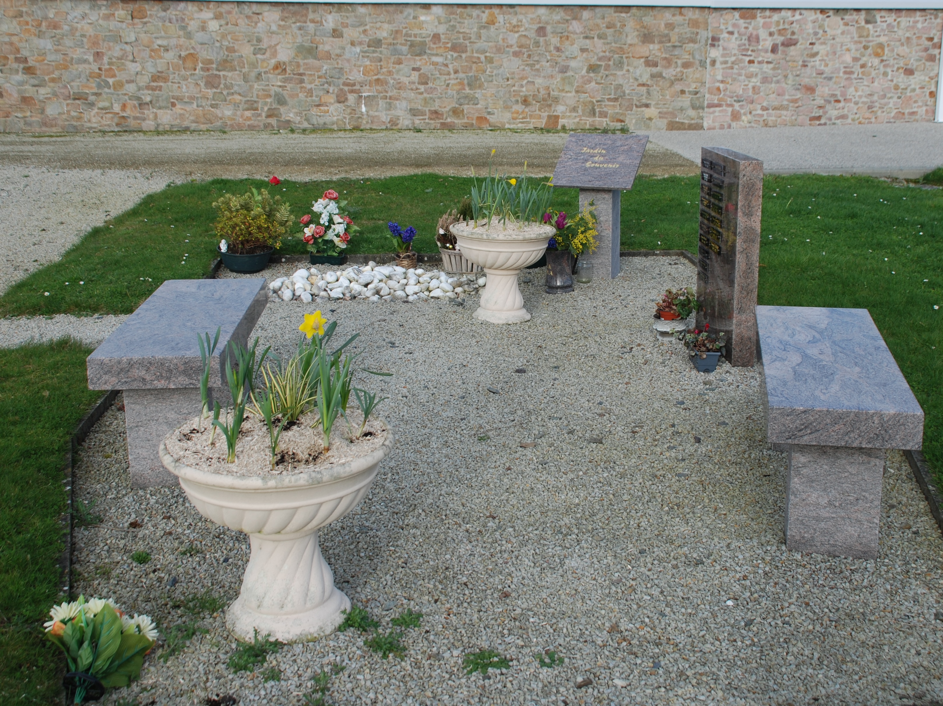 jardin du souvenir cimetière de la lande.JPG