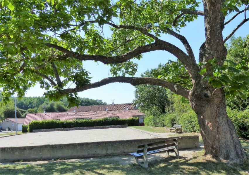 Jeu de boules Place du 19 mars 1962.jpg