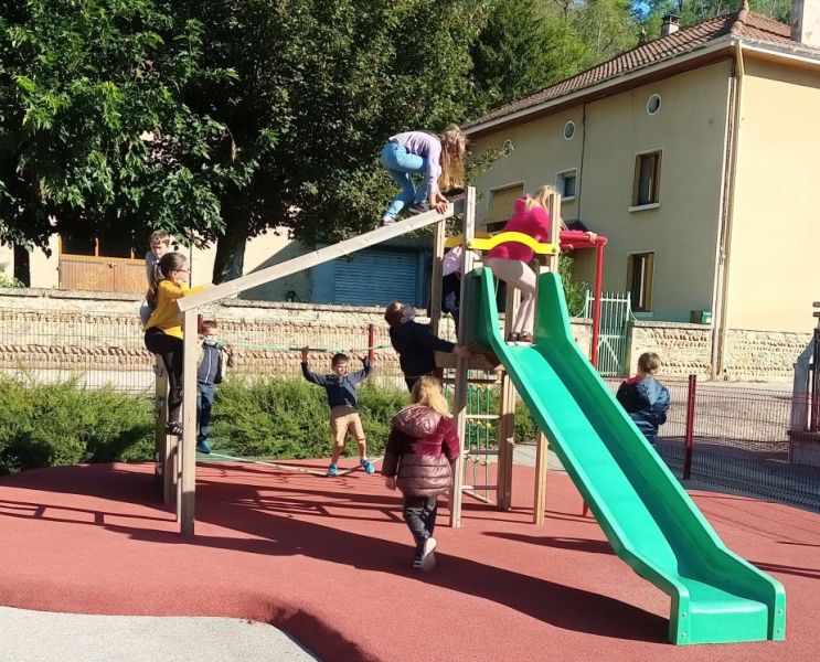 Aire de jeux Place du 8 mai 1945.jpg