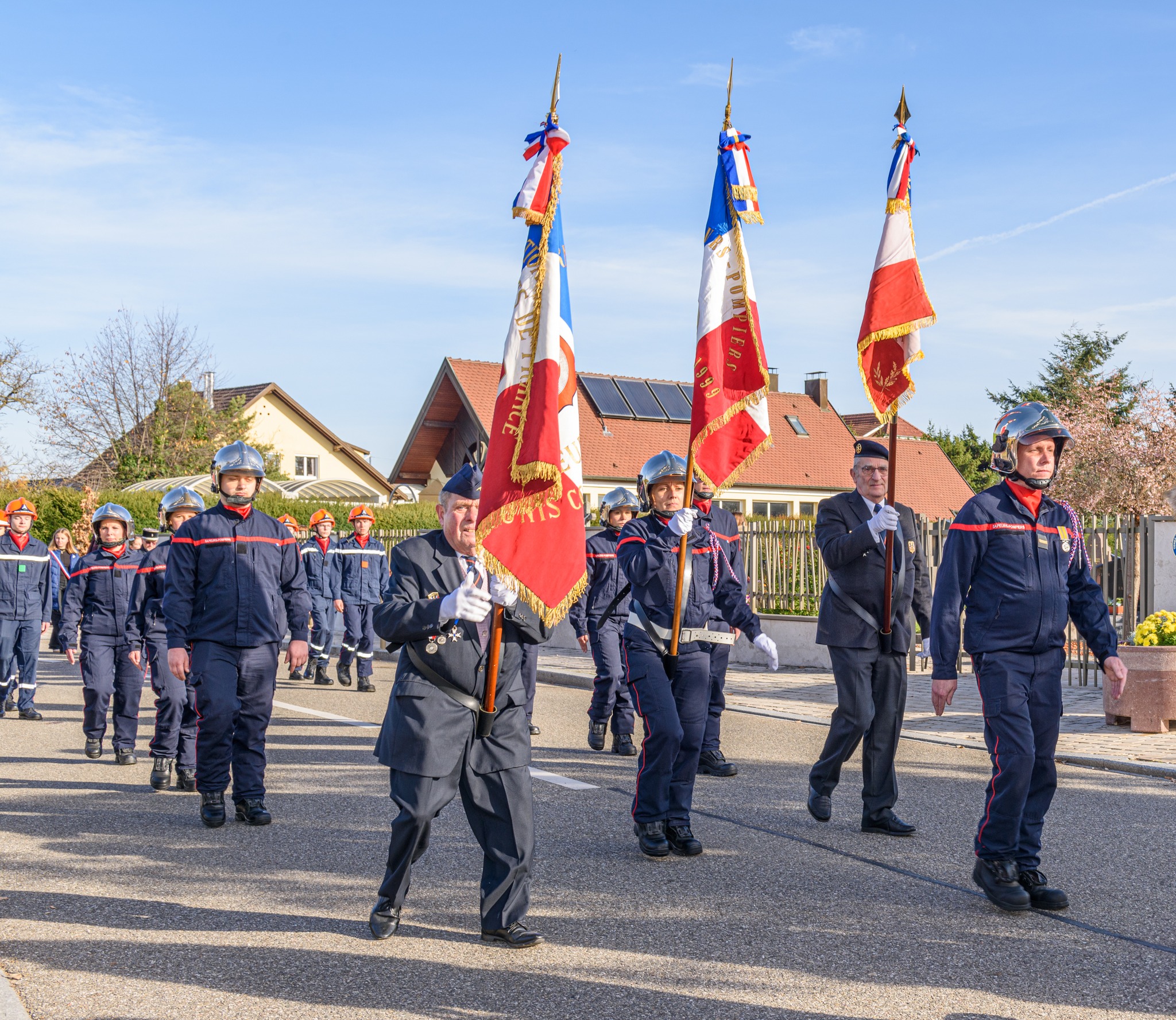 defile portes drapeaux.jpg