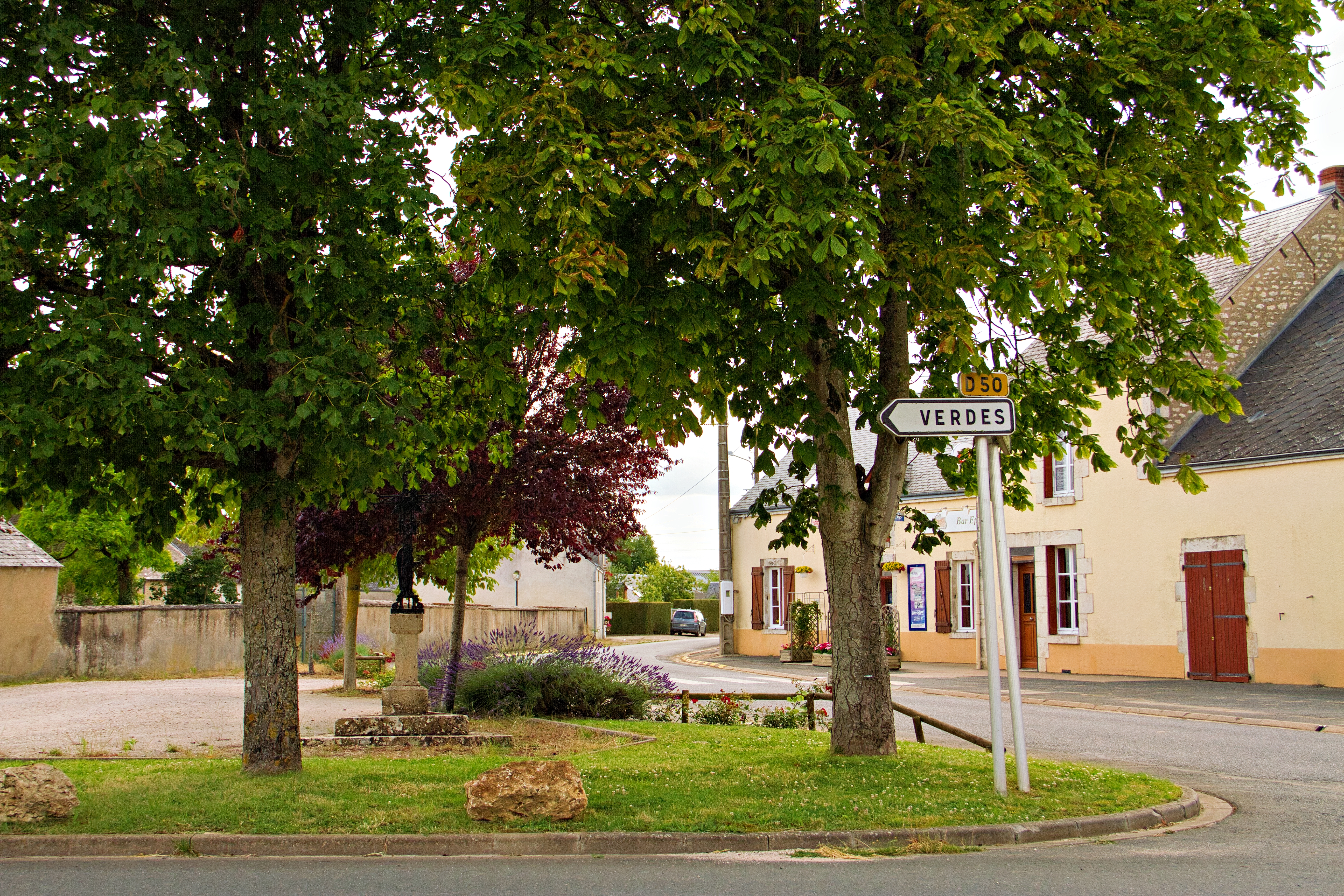Membrolles- Place rue du Général d_Alès.jpg