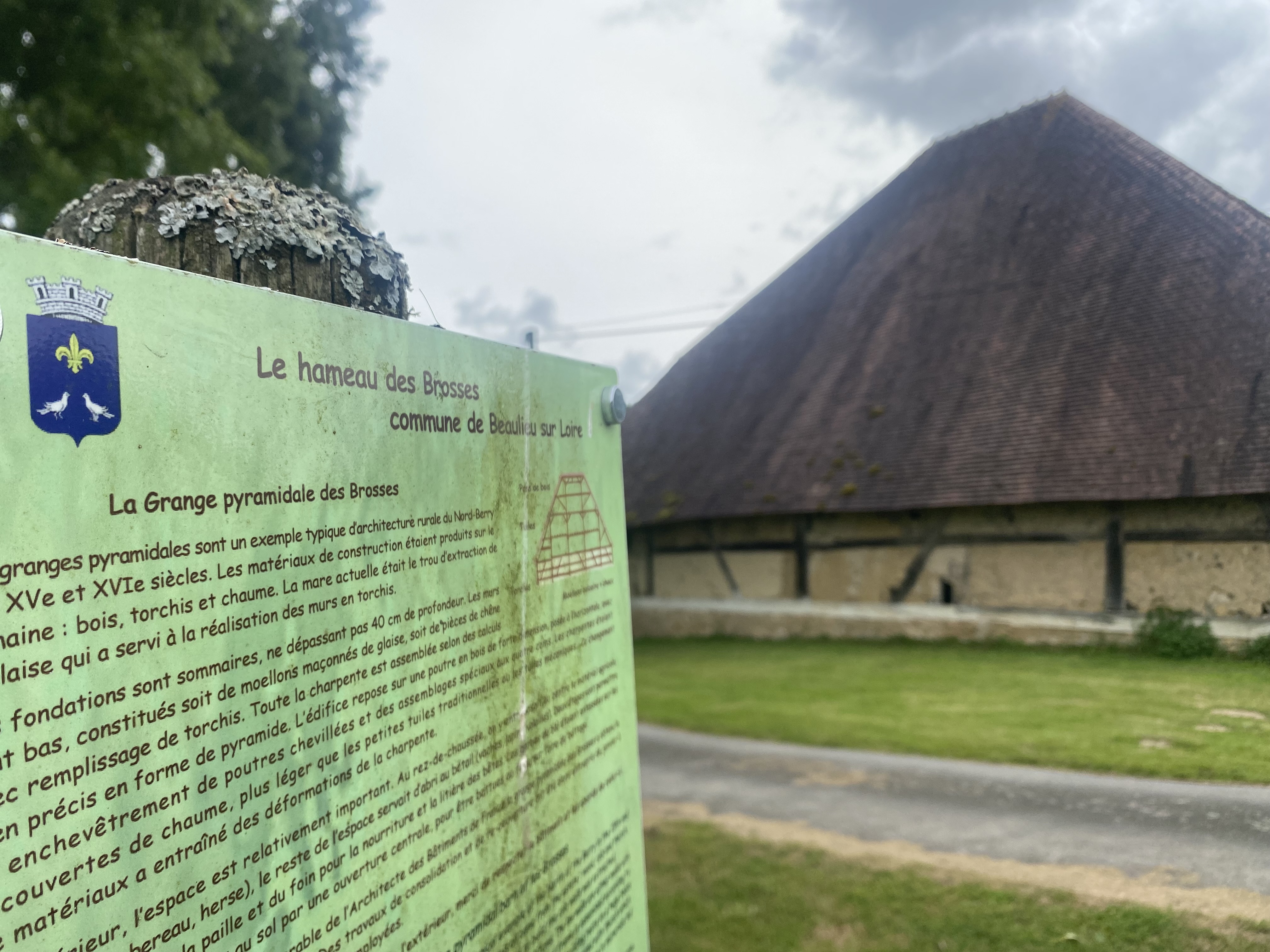 Beaulieu-sur-Loire_Les Brosses_ panneau pyarmide 2.jpg