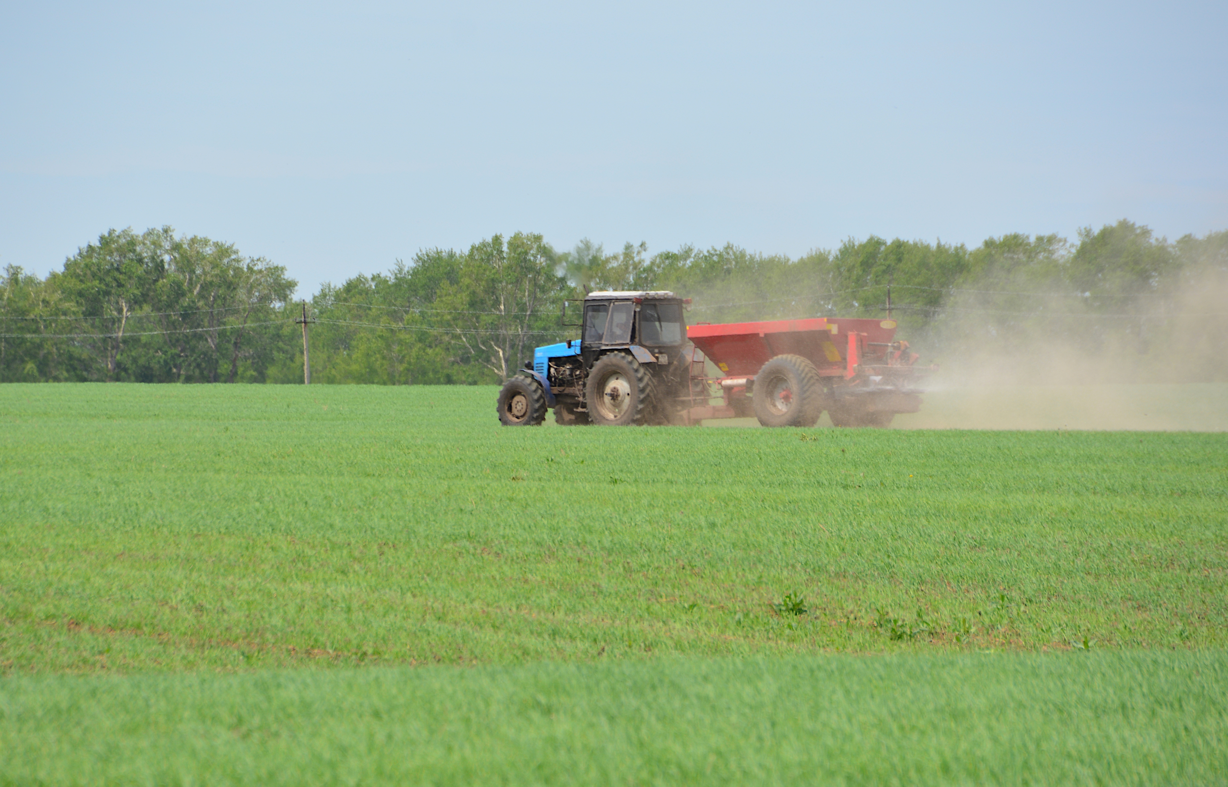 epandage_boue_tracteur_champ_agriculteur.jpg