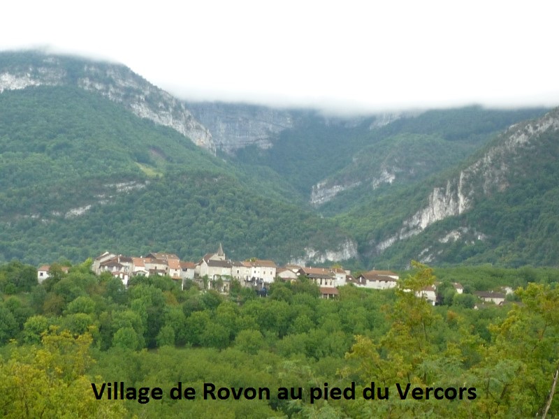 01 Village de Rovon au pied du Vercors.JPG