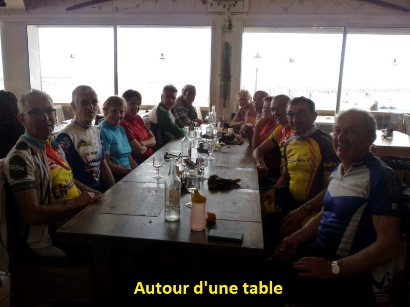 11 - Autour d_une table.JPG