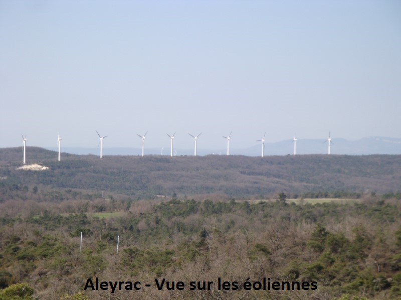 11 Aleyrac - Vue sur les éoliennes.JPG