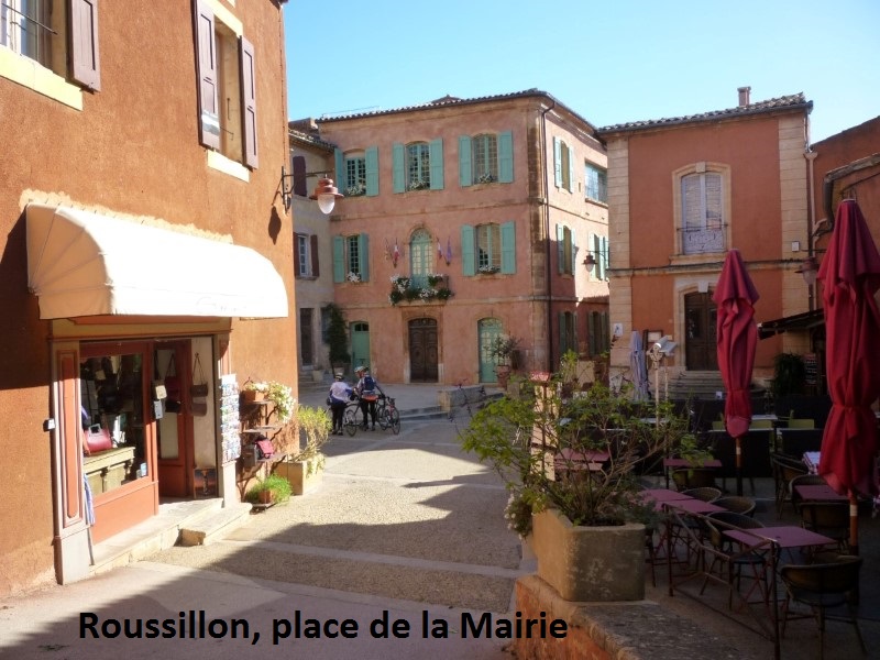 09 - Roussillon - place de la Mairie.JPG
