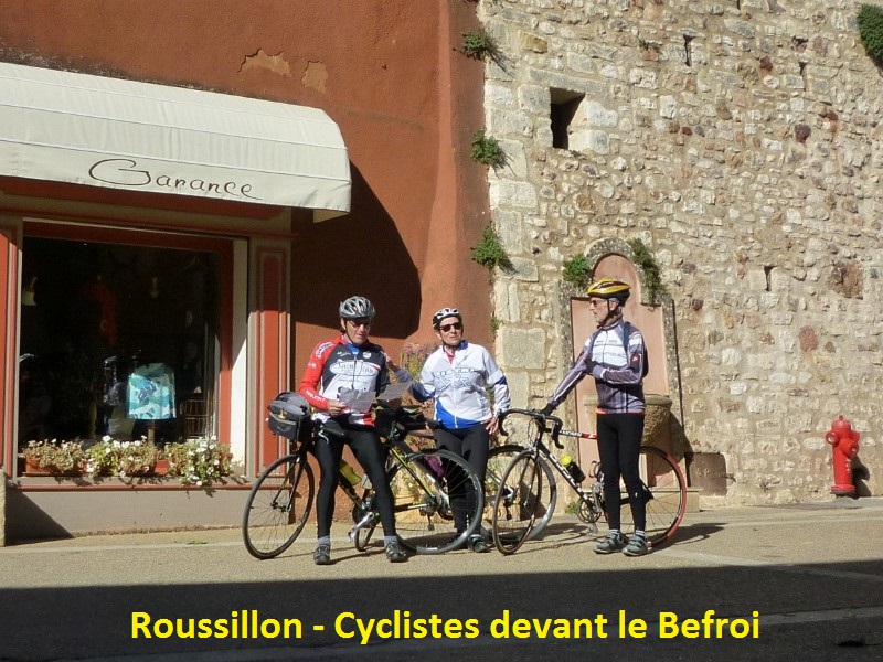 12 - Roussillon -cyclistes devant befroi.JPG