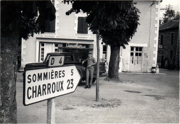 Davix Hexton devant la boucherie Texereau en 1966..jpg