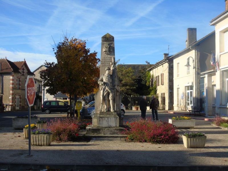 place de la mairie - monument aux morts.JPG