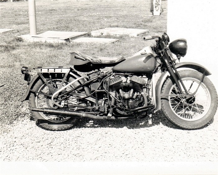 David Hexton et son harley 1951.jpg