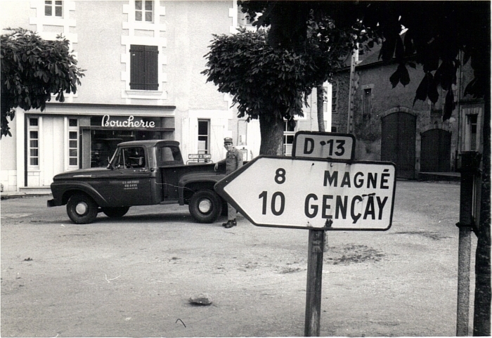 Davix Hexton devant la boucherie Texereau en 1966.jpg