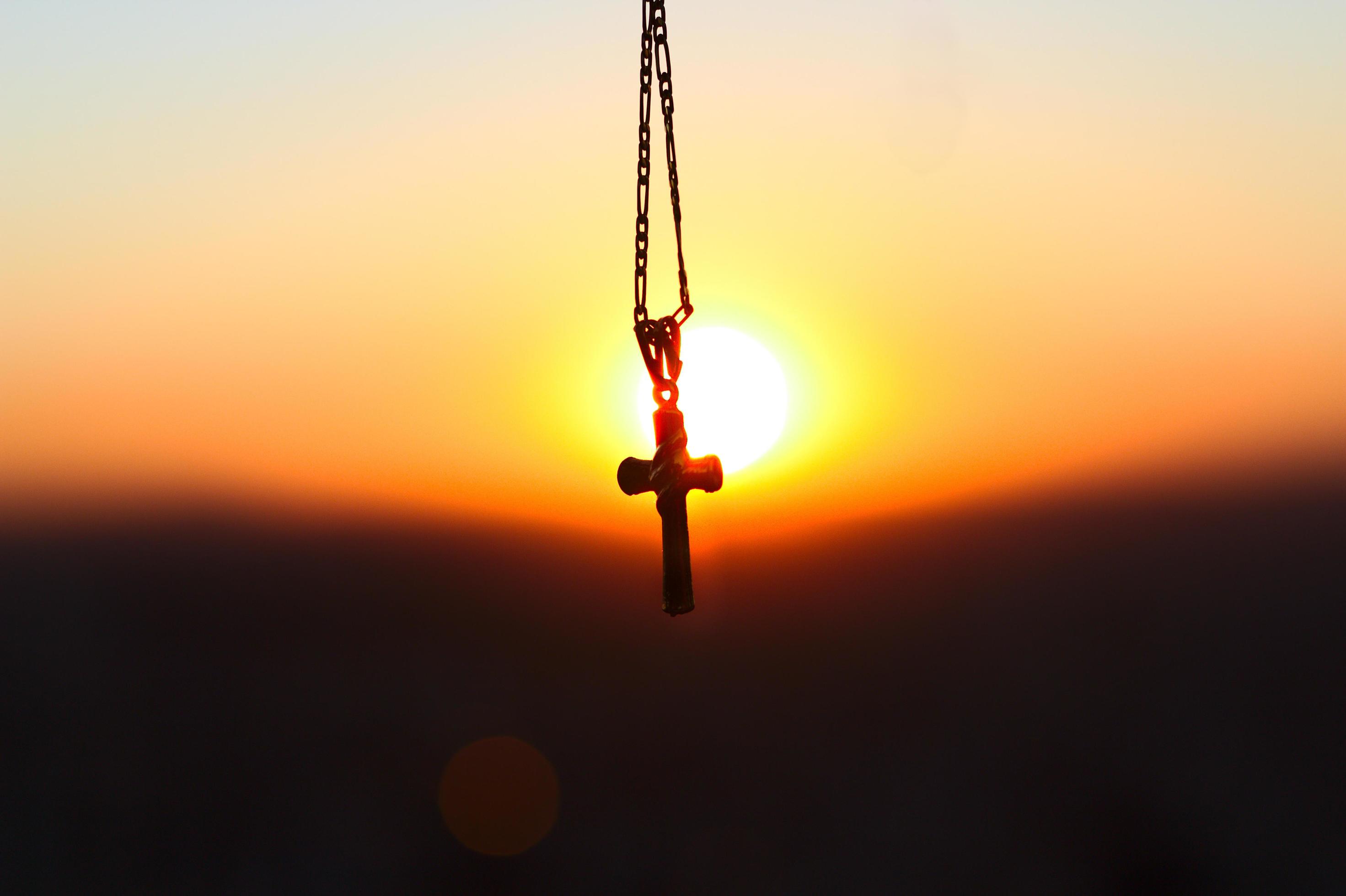 1231085-croix-pendentif-silhouette-devant-coucher-de-soleil-gratuit-photo.jpeg