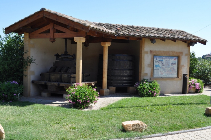 Pressoir et Cuve à Vin place Thomas Descotes.jpg