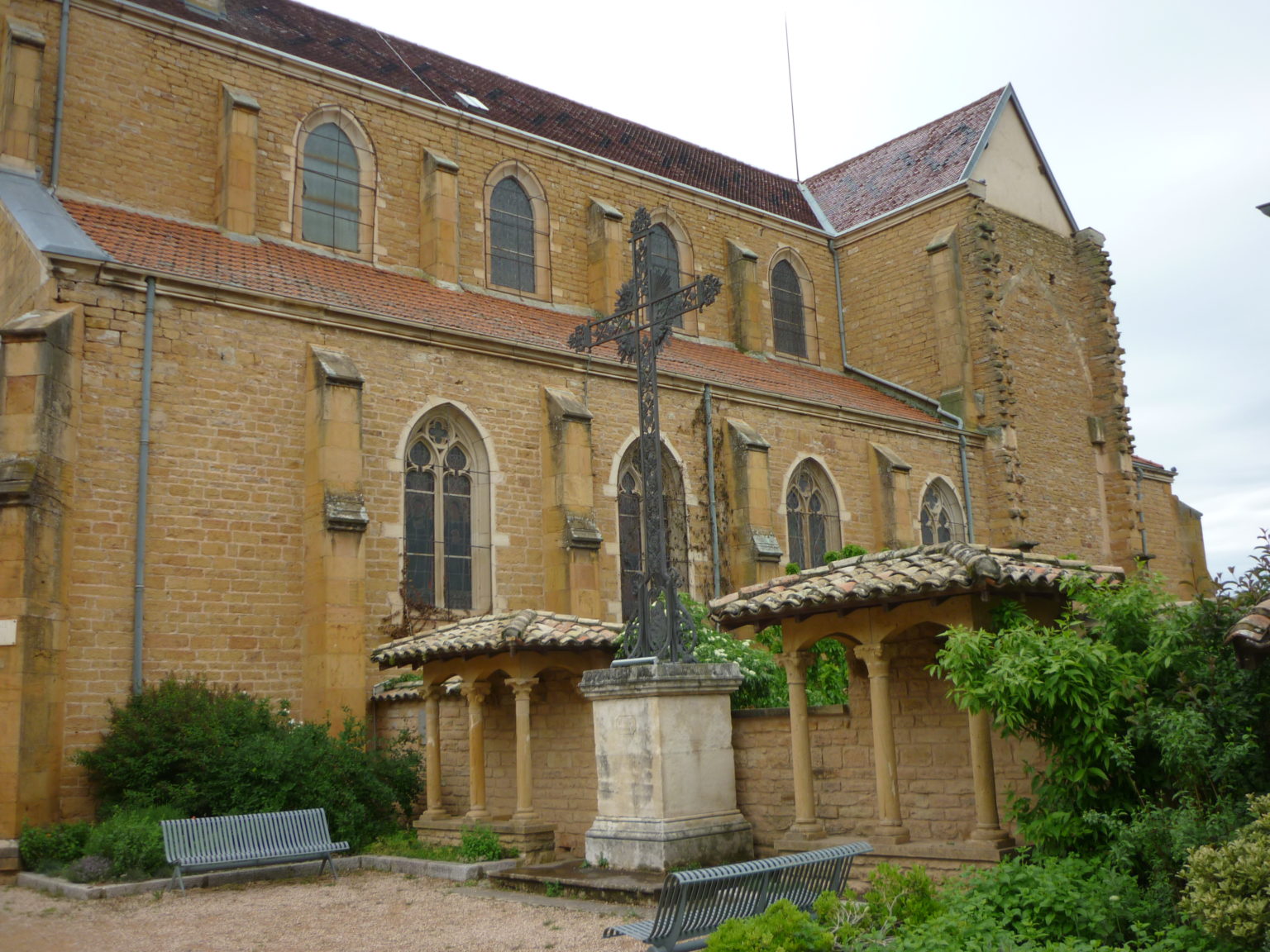 Eglise Colonnes et croix.jpg