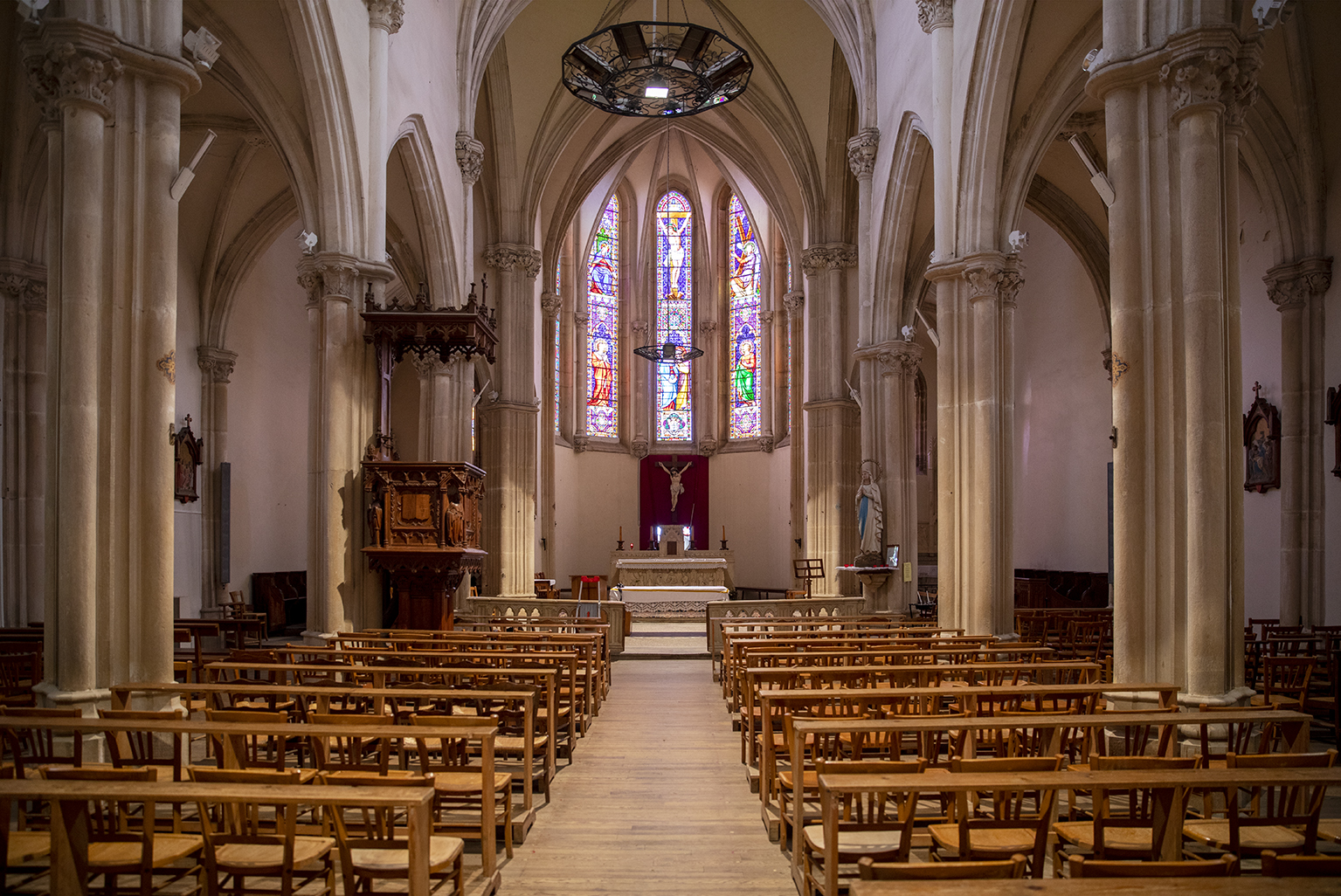 Eglise Int 1.jpg