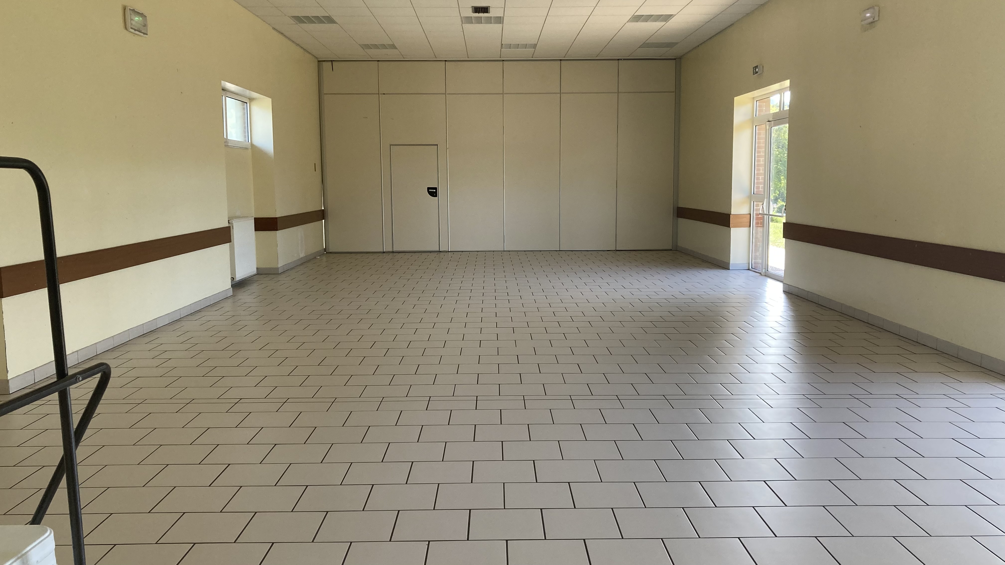 Salle Gare côté cuisine cloisonnée.jpeg