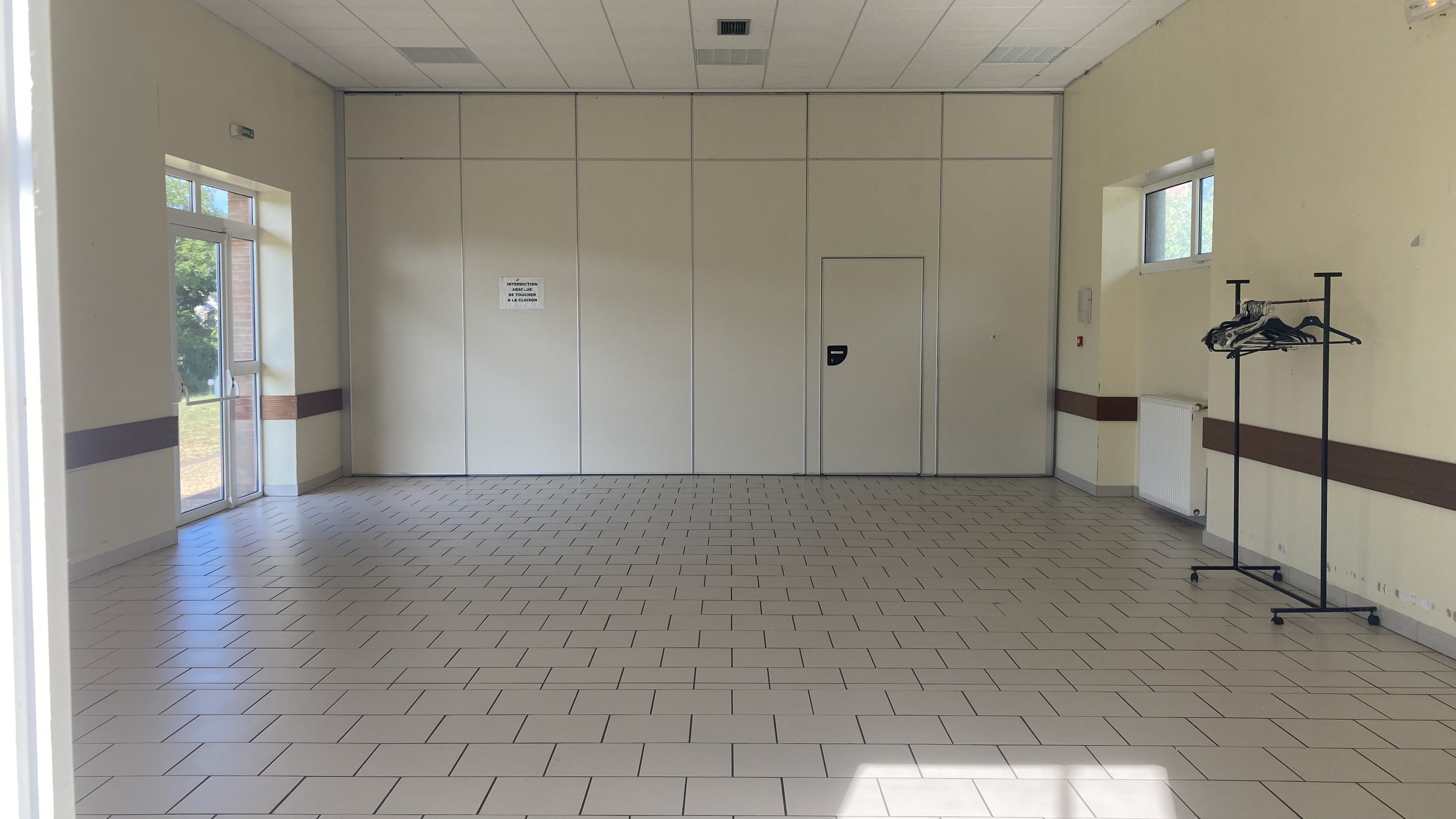 Salle Gare côté entrée cloisonnée.jpeg