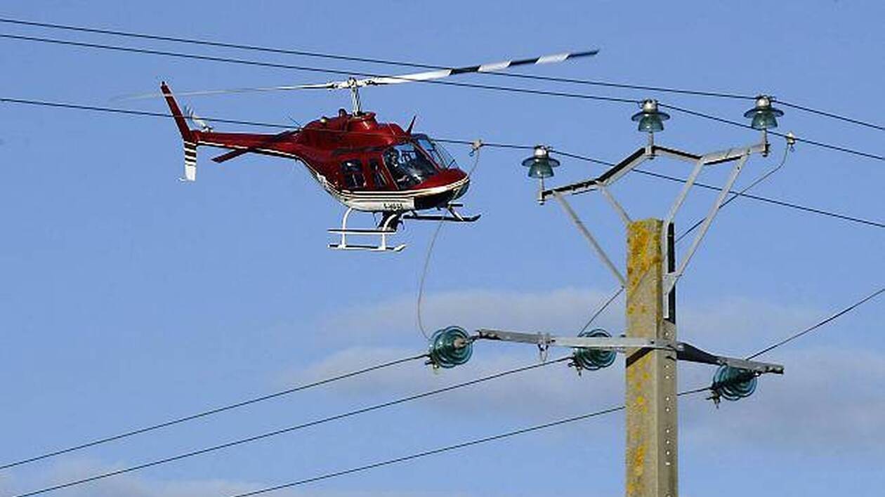 Helicoptère ligne électrique.jpg