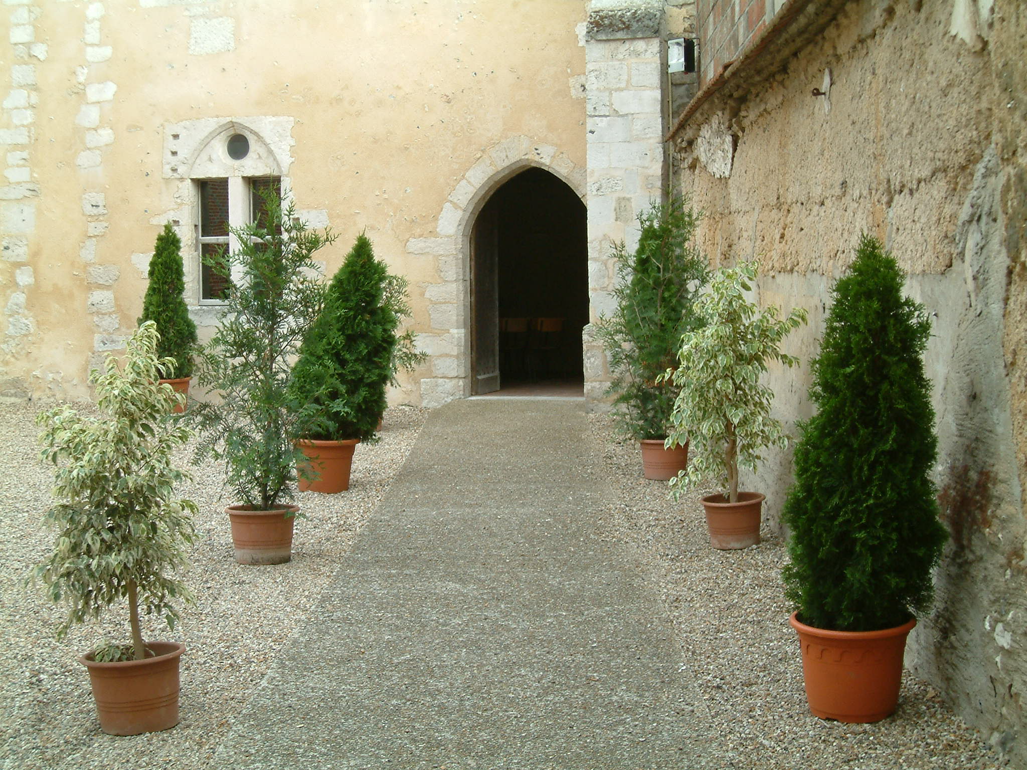 Prieuré entrée.jpg