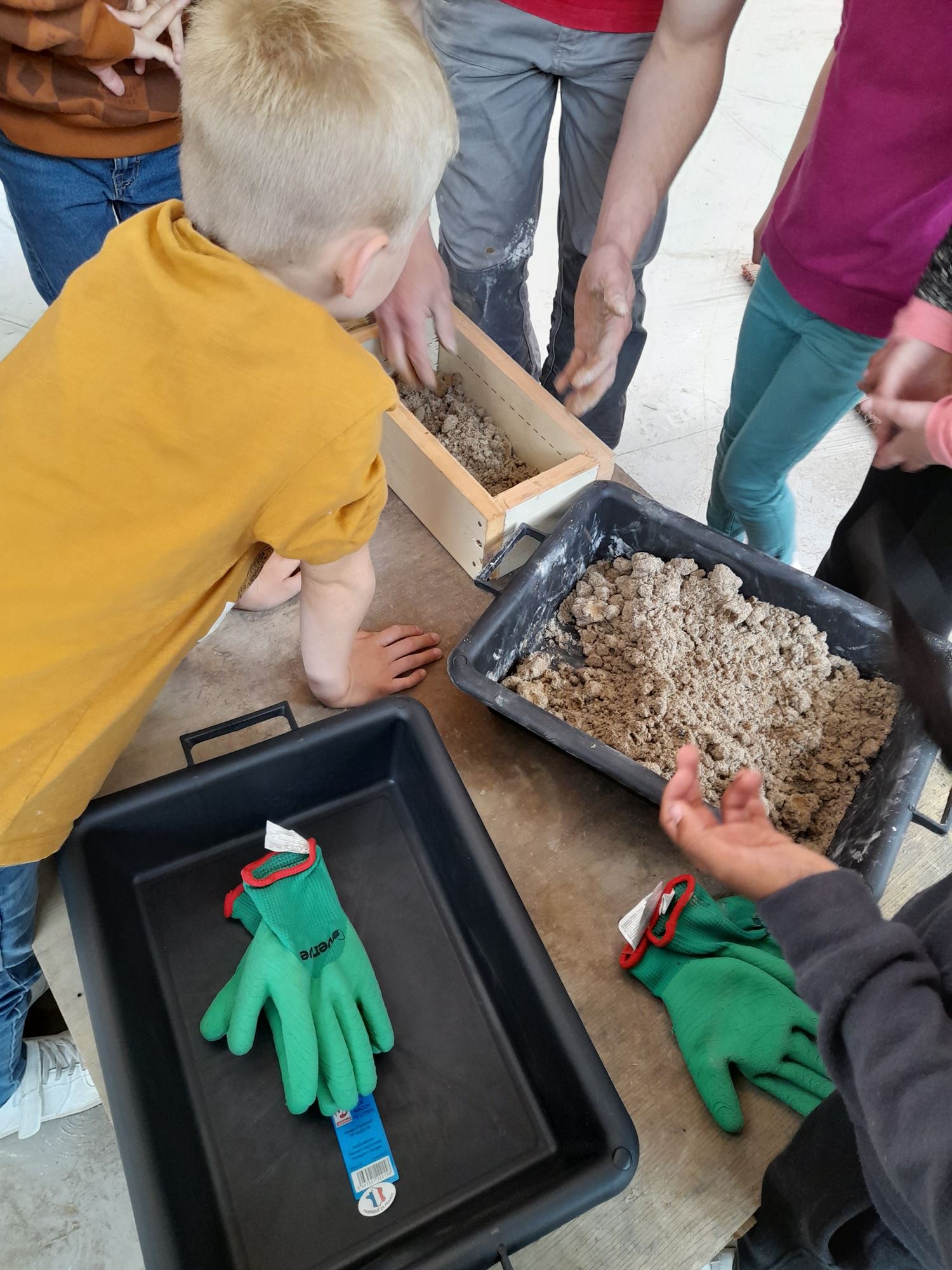 Mecredis récréatifs - fabrication de briques en terre cuite - 2023 _5_.jpg