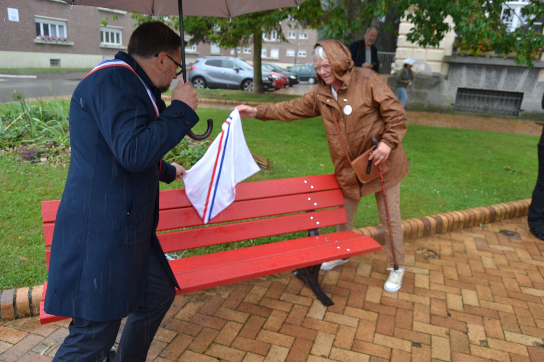 inauguration rues et banc rouge 17.jpg