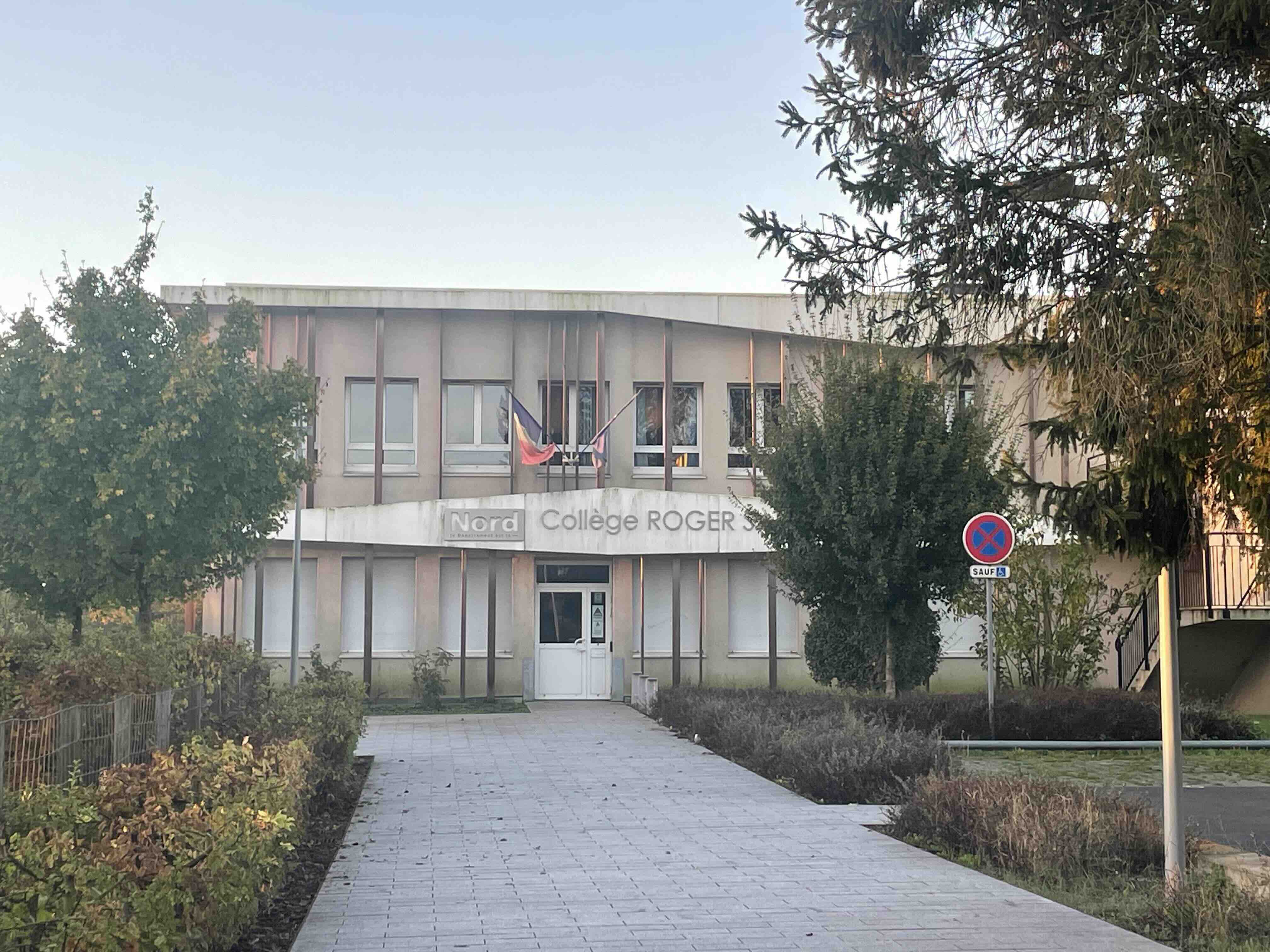 collège roger salengro façade.jpeg