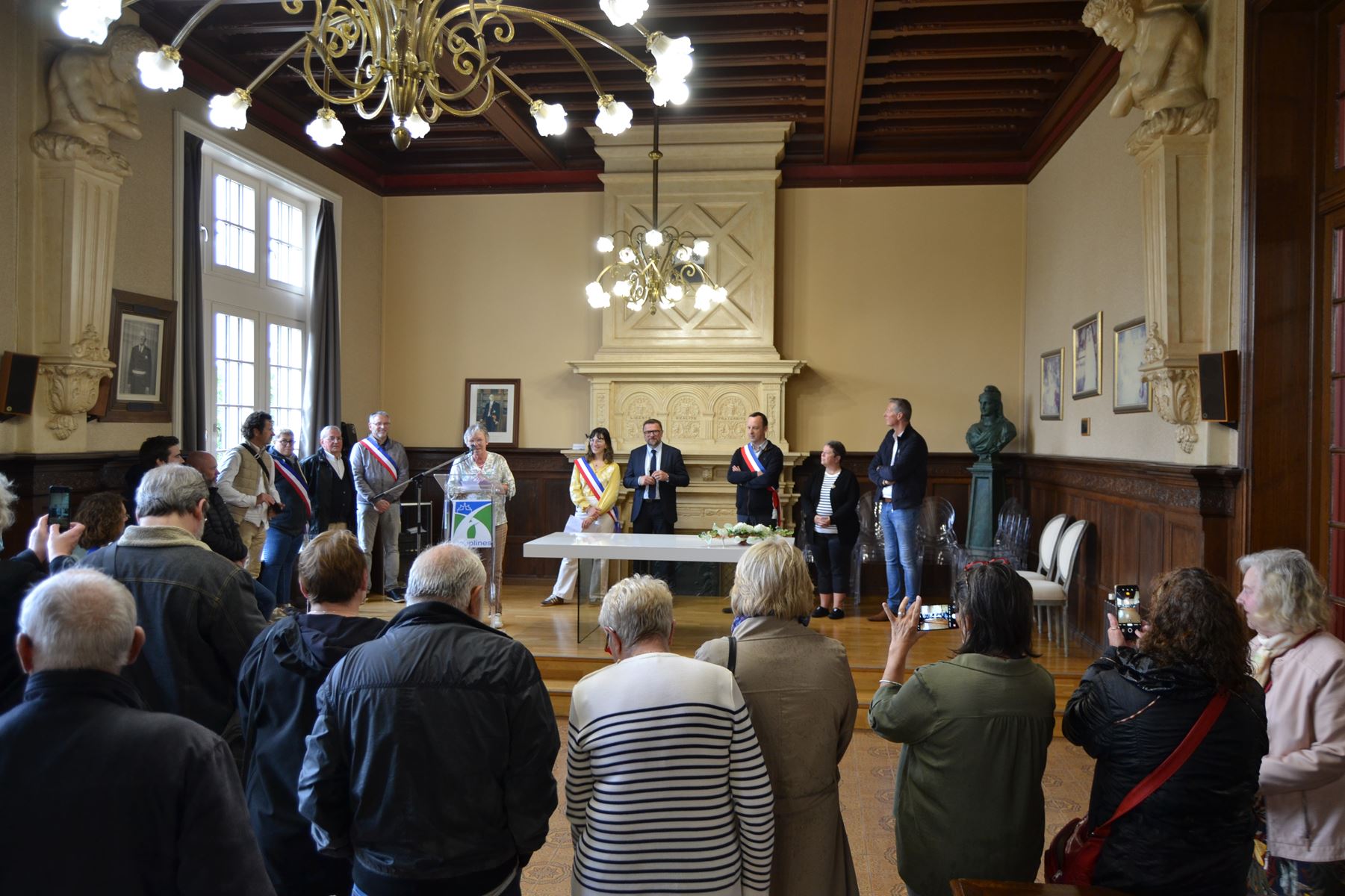 inauguration rues et banc rouge 19.jpg