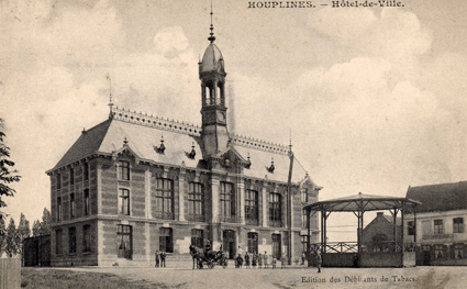 La mairie et le kiosque _aujourd_hui disparus_ avant 1914 .png