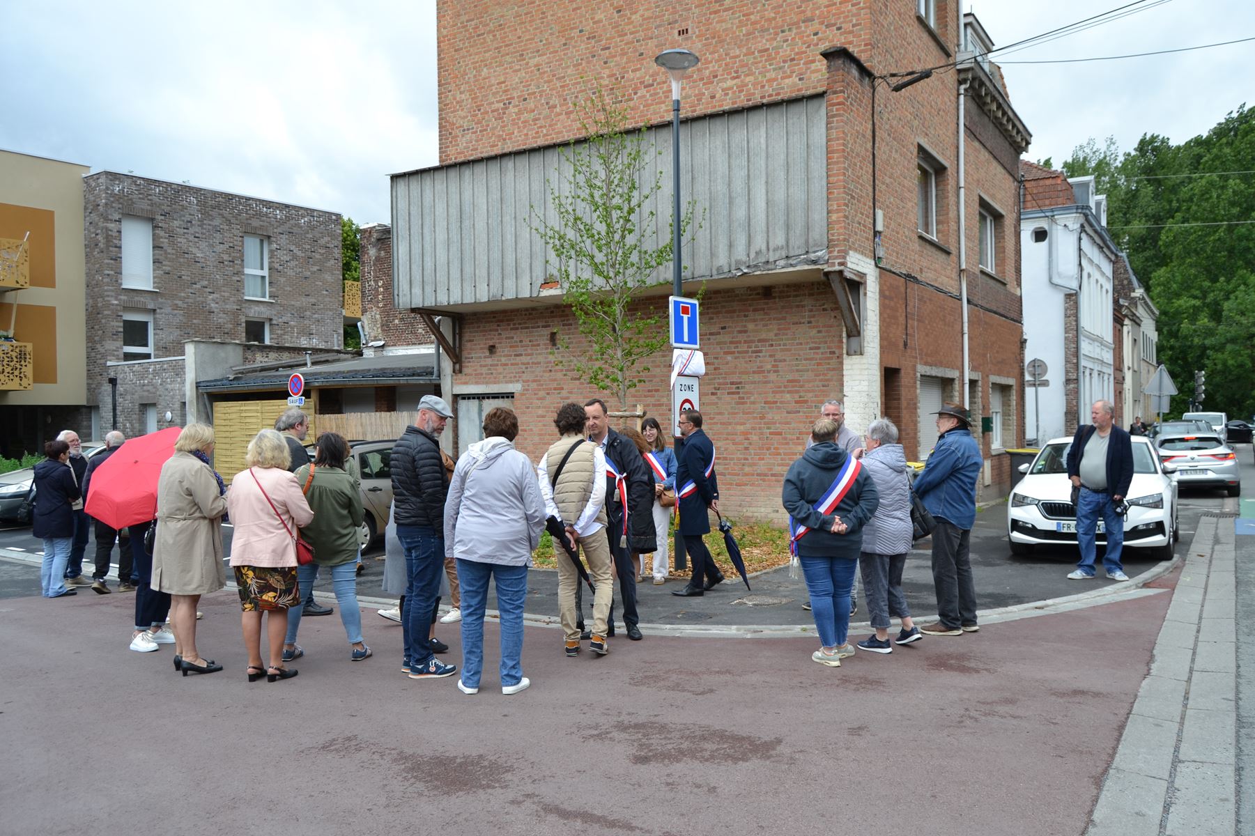 inauguration rues et banc rouge 6.jpg
