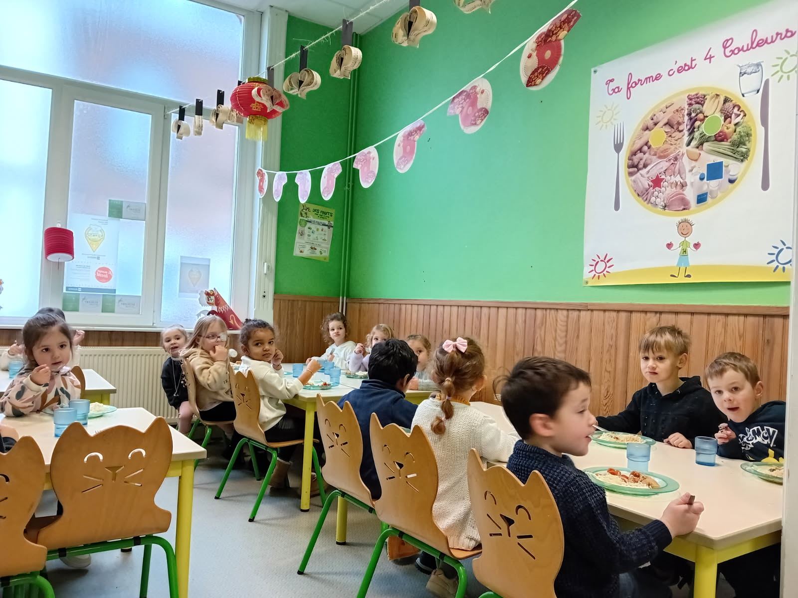 Restauration scolaire - rue des tramways - repas a theme sur la mer - avril 2024 _4_.jpg