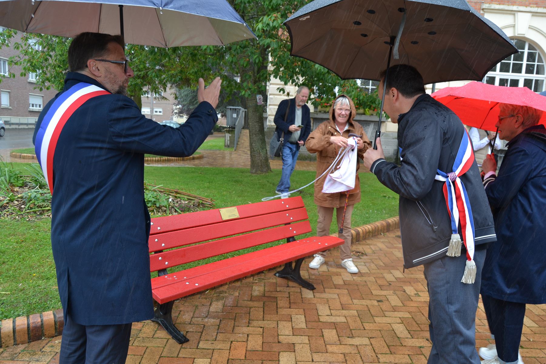 inauguration rues et banc rouge 15.jpg