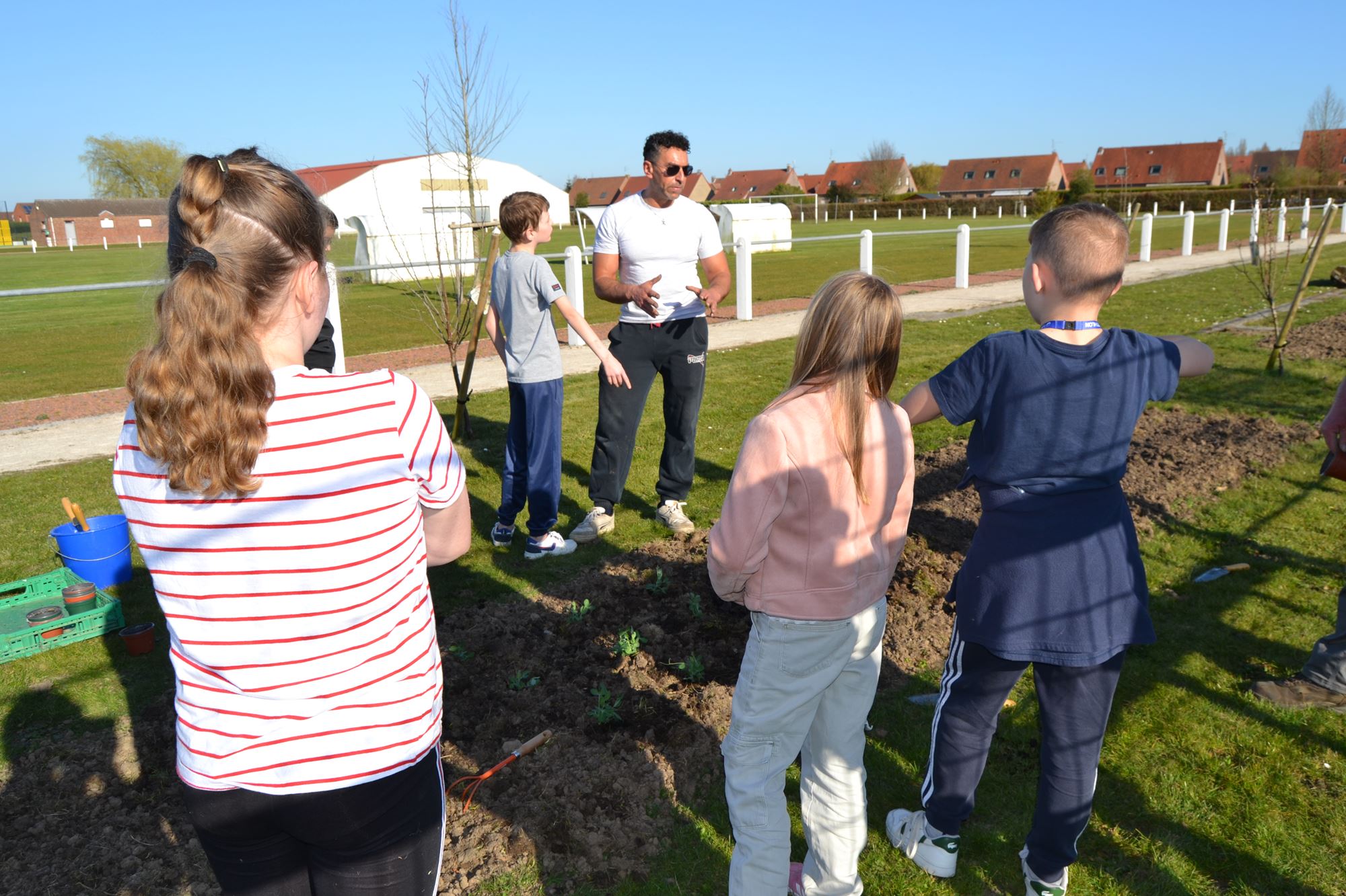 activites potageres avec les enfants de l_ecole du Bourg - 20 mars 2025 - 5.jpg